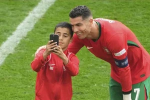 Quá nhiệt huyết với fan vi phạm, siêu sao Ronaldo bị thầy mắng, đồng đội chê cười
