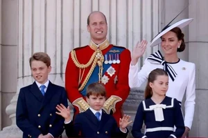 Vợ chồng Hoàng tử Anh “phân thân” dự khán chung kết