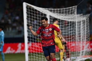 HLV Osmar Loss của Buriram thua tại Hàng Đẫy