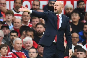 Harry Potter không ở MU! Sao cứ giữ HLV Ten Hag làm gì?