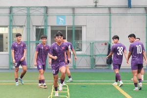 Thầy trò HLV Hứa Hiền Vinh “tọa sơn quan hổ đấu”