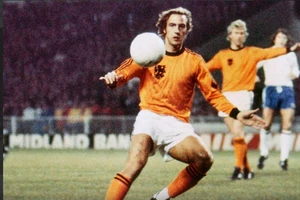 Huyền thoại Johan Neeskens đòi trả công 400 USD/giờ khi trả lời báo chí ở Việt Nam