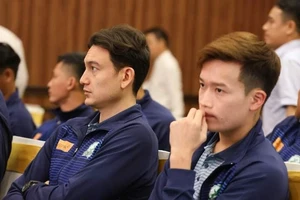 Chuyện Hoàng Đức, Văn Lâm, Oscar, Tevez vì “miếng cơm manh áo”