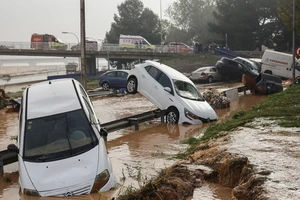 Lũ cuốn làm 95 người chết ở Tây Ban Nha, nhiều trận đấu bị hoãn