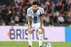 Đêm ác mộng của hai ngôi sao Nam Mỹ và cấm mặc áo Messi