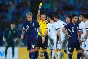 HLV Kim Sang-sik bị đồng nghiệp Capellas “tung hỏa mù”