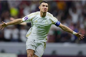 Siêu tiền đạo Ronaldo lại có cú đúp