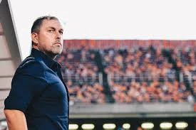 HLV Kim Sang-sik gặp thách thức từ HLV Sklamovski