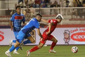 Hoà hú hồn Philippines, HLV Kim Sang-sik chơi trò ú tim...