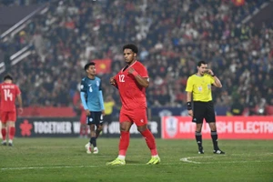 Vào chung kết AFF Cup 2024, Nguyễn Xuân Son hay quá nên bị kéo đến rách áo
