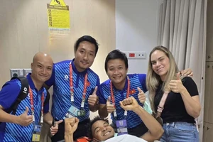 Nguyễn Xuân Son ăn mừng ngôi vô địch AFF Cup 2024 trong bệnh viện