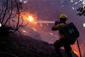 Cháy khủng ở Los Angeles,đội tuyển Mỹ đến chỗ Messi