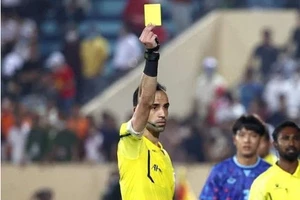 Vua thẻ Yahya Al Mulla cầm còi trận tuyển Việt Nam - Lào ngày 25-3