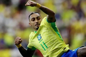 Tiền đạo Raphinha bị báo chí Argentina tố “lộng ngôn”