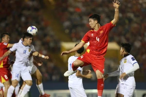 Bóng đá Việt Nam tăng 5 bậc, Thái Lan nằm tốp 100