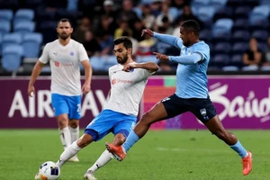 Bóng đá Singapore “vuốt mũi” bóng đá Việt Nam