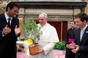 Đức Giáo hoàng và huyền thoại bóng đá thế giới qua ảnh