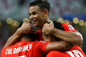 Con trai huyền thoại Singapore nói gì khi làm học trò HLV Kim Sang- sik? 