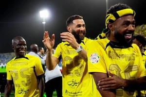 Ronaldo lại trắng tay và nhìn người đồng đội cũ Benzema lên ngôi