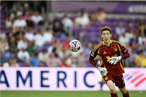 Thủ môn Hàn Quốc phải “tự bơi” sau 27 năm được bảo vệ