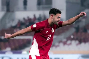 Tiền đạo Jens Raven “hận đời không đối thủ”