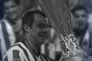 Học trò của Mourinho qua đời, công bố quyết định của VAR ngay trên sân