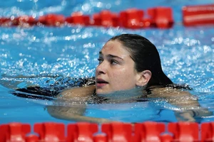 Hai kình ngư Ý 'chôm đồ' ở sân bay Changi, Singapore