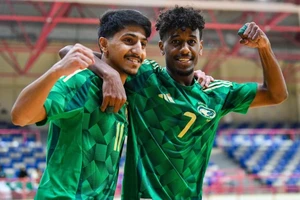 Bại tướng của tuyển Việt Nam tạo mưa gôn 