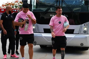 Clip Messi ký hợp đồng mới giữa công trường đang xây dựng