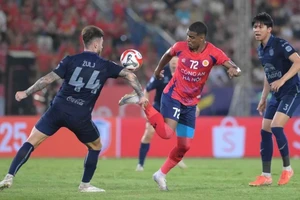 HLV Mano Polking đến Thái Lan nhưng đối thủ cũ đã đi rồi