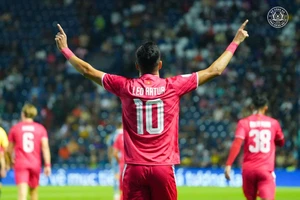 HLV Mano Polking 'đòi nợ' bất thành trước Buriram Utd