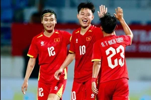 Tuyển Việt Nam “thổi bay” Malaysia ở SEA Games 33