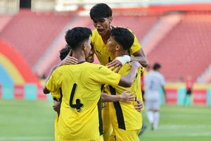 Đánh bại U-22 Lào, Malaysia “đè” U-22 Việt Nam xuống nhì bảng