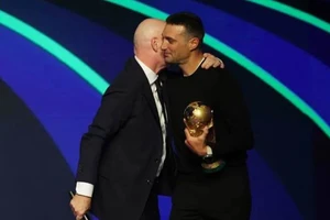 Chủ tịch FIFA gặp sự cố nghiêm trọng ở lễ bốc thăm World Cup 2026