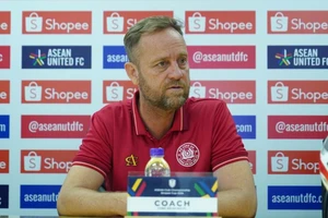 HLV Mano Polking chờ gặp thầy Kim 