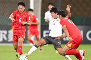 HLV Kim Sang-sik gặp phải “cạ cứng” và thua