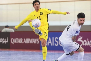 Tuyển Futsal Malaysia ra biển là... đen như “lọ nồi”