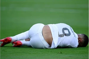 Chuyện như đùa, Mbappe chấn thương gối trái nhưng chữa trị gối phải