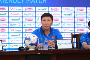 Gattuso uống thuốc an thần, đâu sướng như HLV Kim Sang-sik