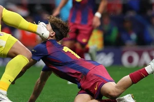 Chùm ảnh Fermin "ăn gầm giày" từ Juan Musso