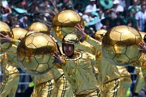 Sắc màu khai mạc World Cup 2026, thẻ đỏ kỷ lục, tuần hành, sét đánh