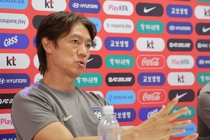 Lời “ruột gan” của HLV Hong Myong-bo trong thế chờ đợi vô vọng