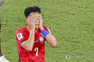 Hàn Quốc bị loại, HLV Hong Myong-bo chịu áp lực lớn