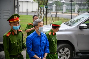 Ông Nguyễn Quang Tuấn được dẫn giải tới phiên xử vụ sai phạm tại Bệnh viện Tim Hà Nội 