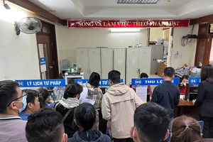 Xếp hàng cấp phiếu lý lịch tư pháp là do khâu tiếp nhận của Hà Nội 