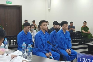 Làm giả CMND để chiếm đoạt tiền của khách hàng mở thẻ tín dụng