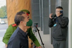 Vợ chồng cựu thứ trưởng Tô Anh Dũng khóc tại phiên tòa chuyến bay giải cứu’