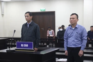 Thùng bia hơn 1 tỉ đồng trong phiên tòa xét xử cựu giám đốc CDC Hà Nội