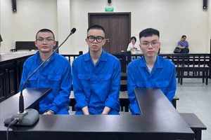 Mua tinh dầu về xoa bóp nhưng bị ảo giác, người dân bèn báo công an