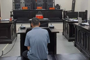 Có người lớn ở nhà, vẫn ngang nhiên xâm hại bé gái